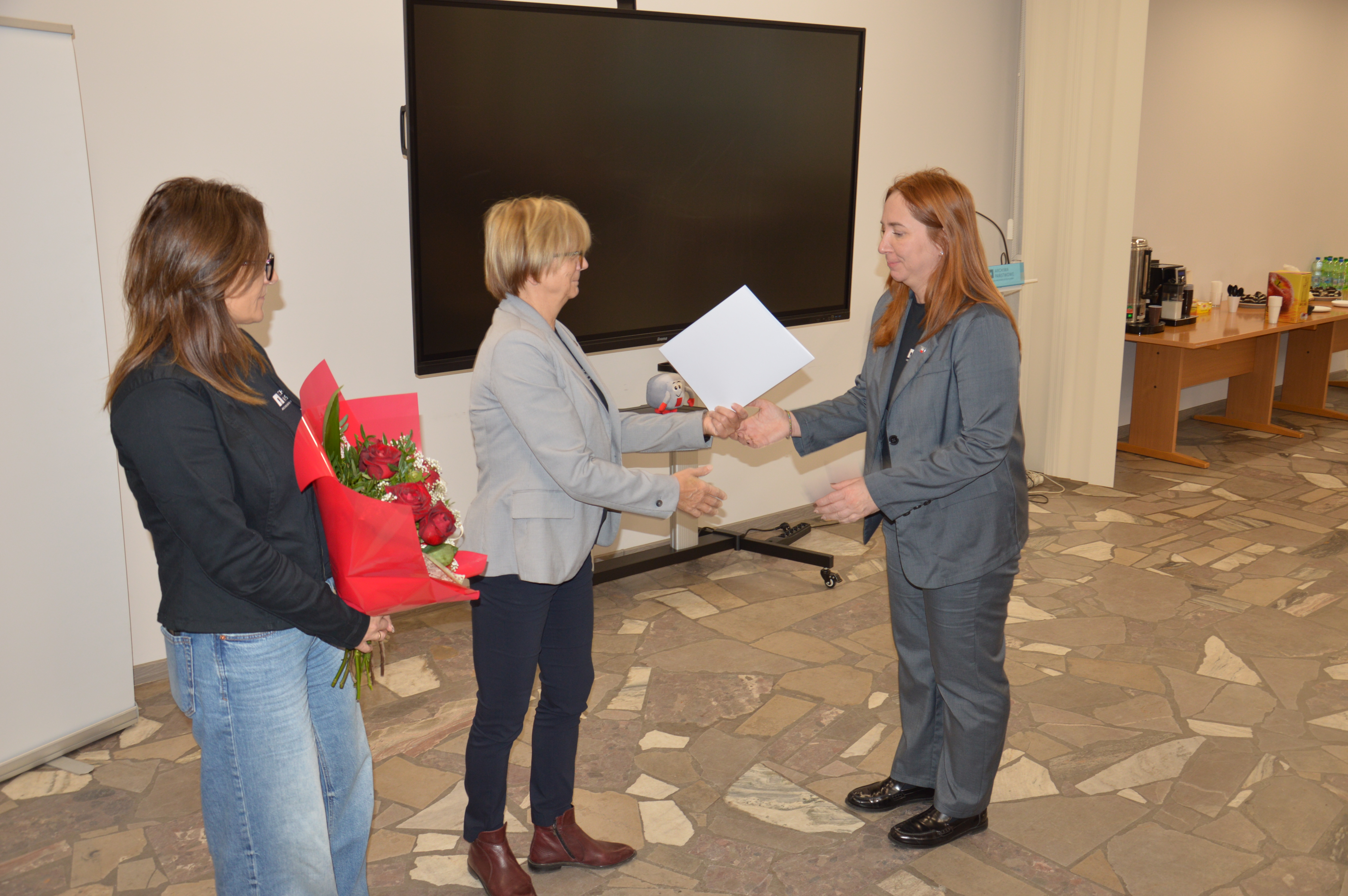 Wręczenie listu gratulacyjnego Naczelnego Dyrektora Archiwów Państwowych Ewie Dubaj przez Dyrektor Archiwum Elżbietę Surmę-Jończyk