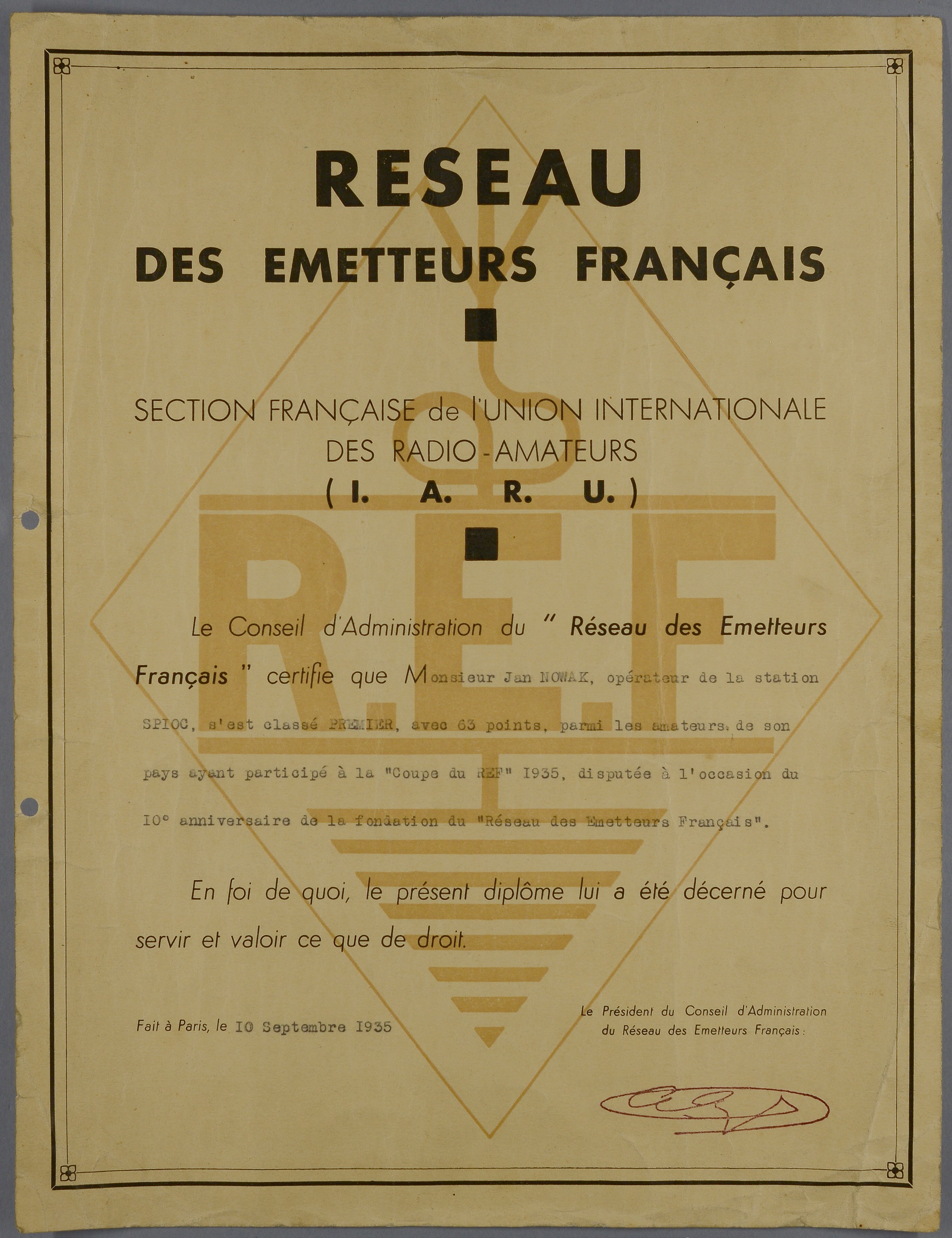 Dyplom za zajęcie pierwszego miejsca przez Jana Nowaka  w pucharze REP wśród amatorów ze swojego kraju, zorganizowanym przez Sieć Nadawców Francuskich z 1935 roku