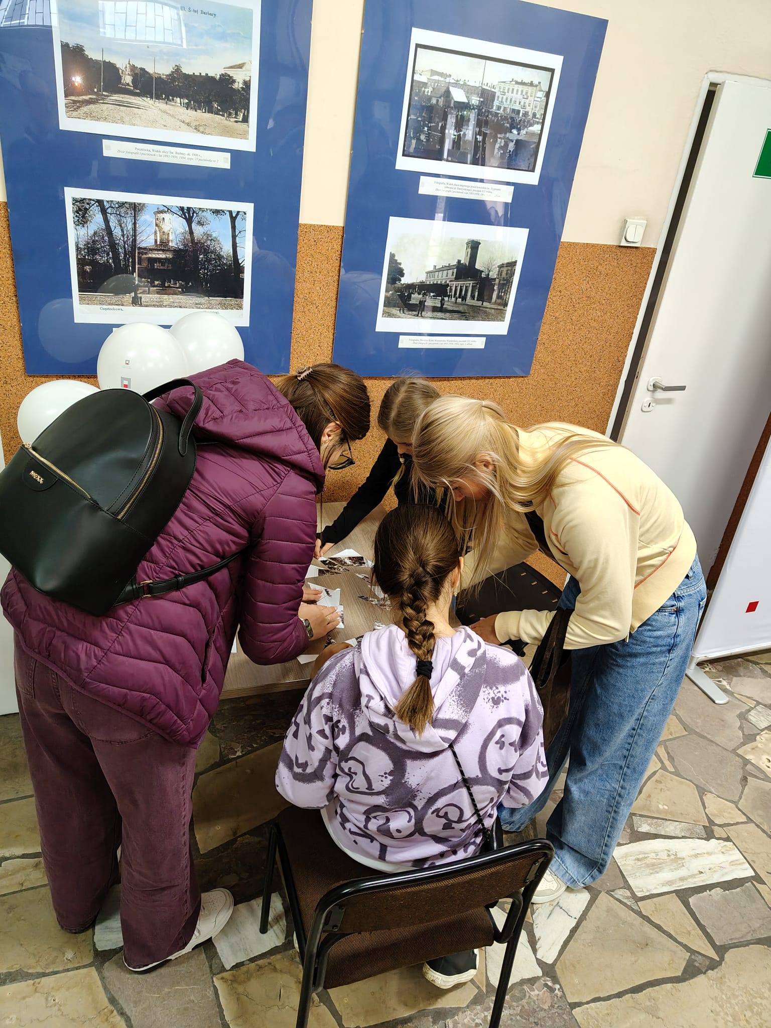 najmłodsi uczestnicy przy stanowisku z grami archiwalnymi
